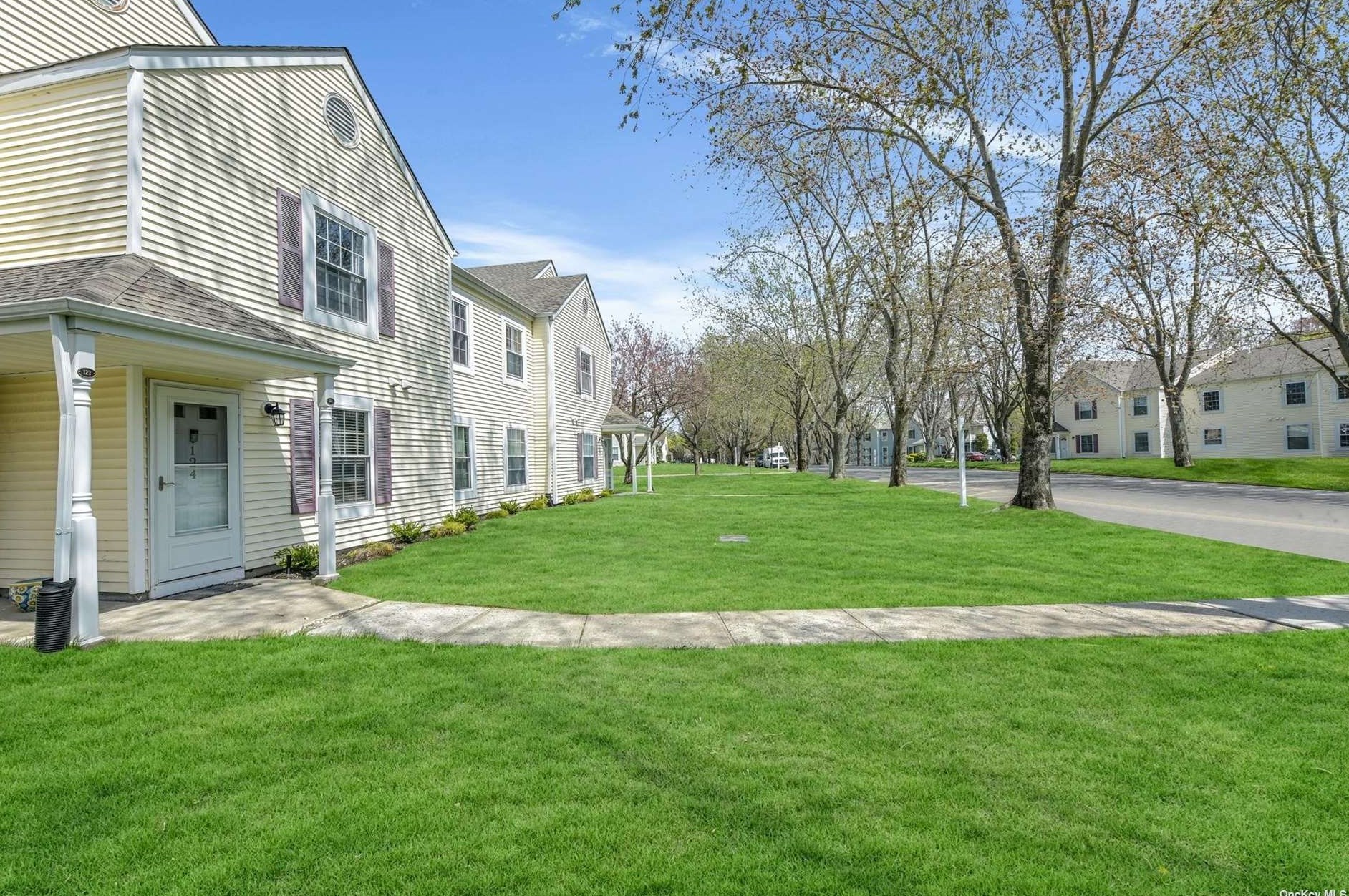 124 Fairview Cir, Middle Island, NY 11953-2344