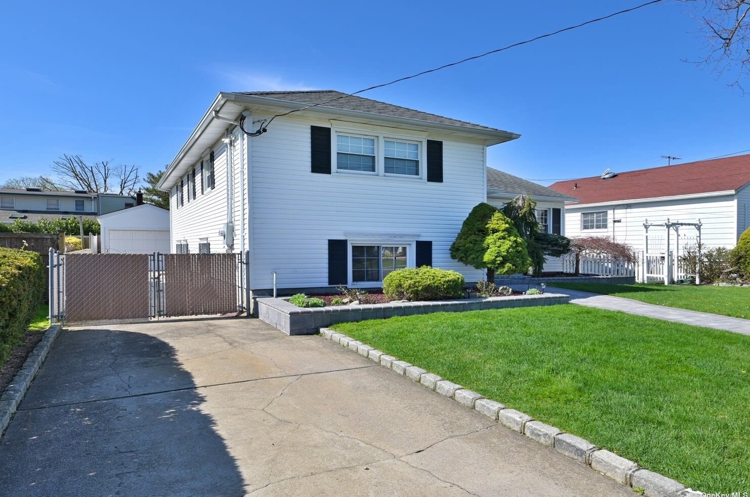 20 Baldwin Pl, East Massapequa, NY 11758-5524