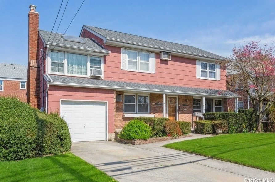 68 Verbena Ave, Floral Park, NY 11001