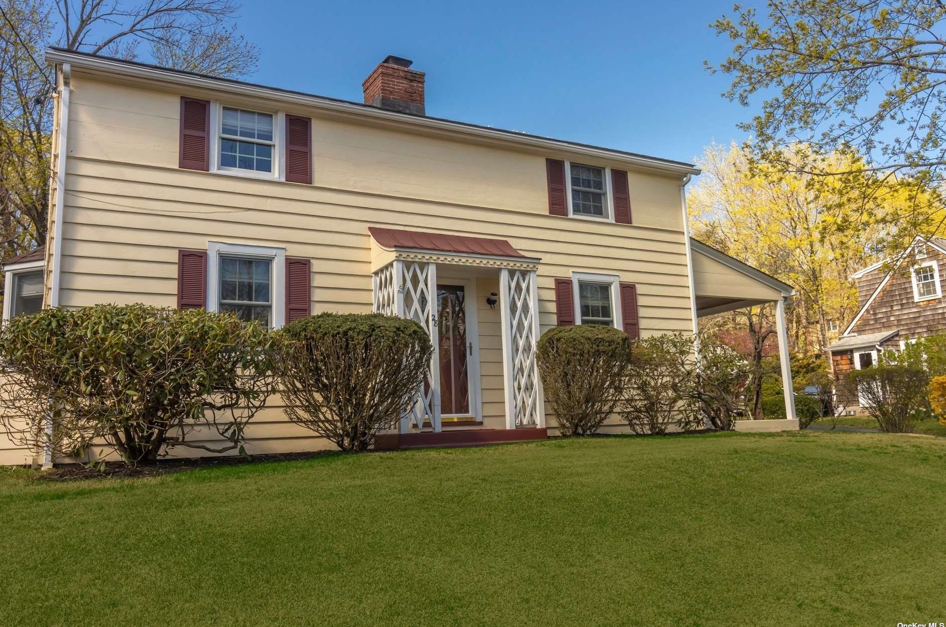 28 Gnarled Hollow Rd, Strongs Neck, NY 11733