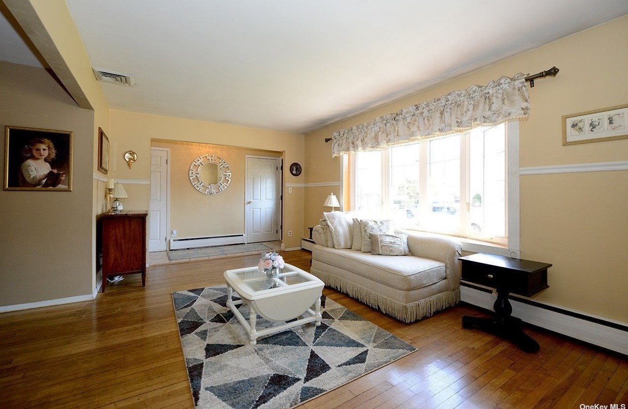 719 Outlook Ave, Babylon, NY 11704