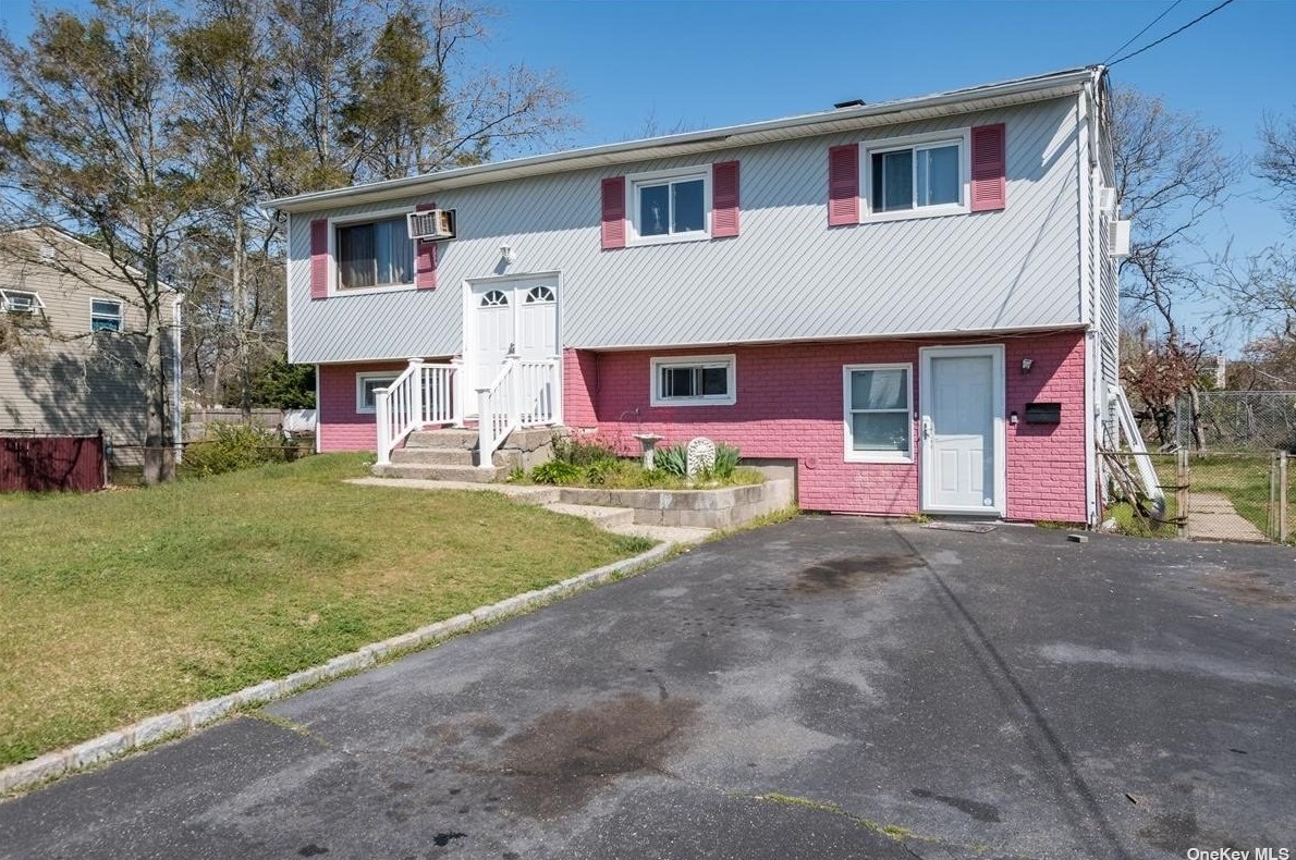 497 Hawkins Rd, Selden, NY 11784-1941