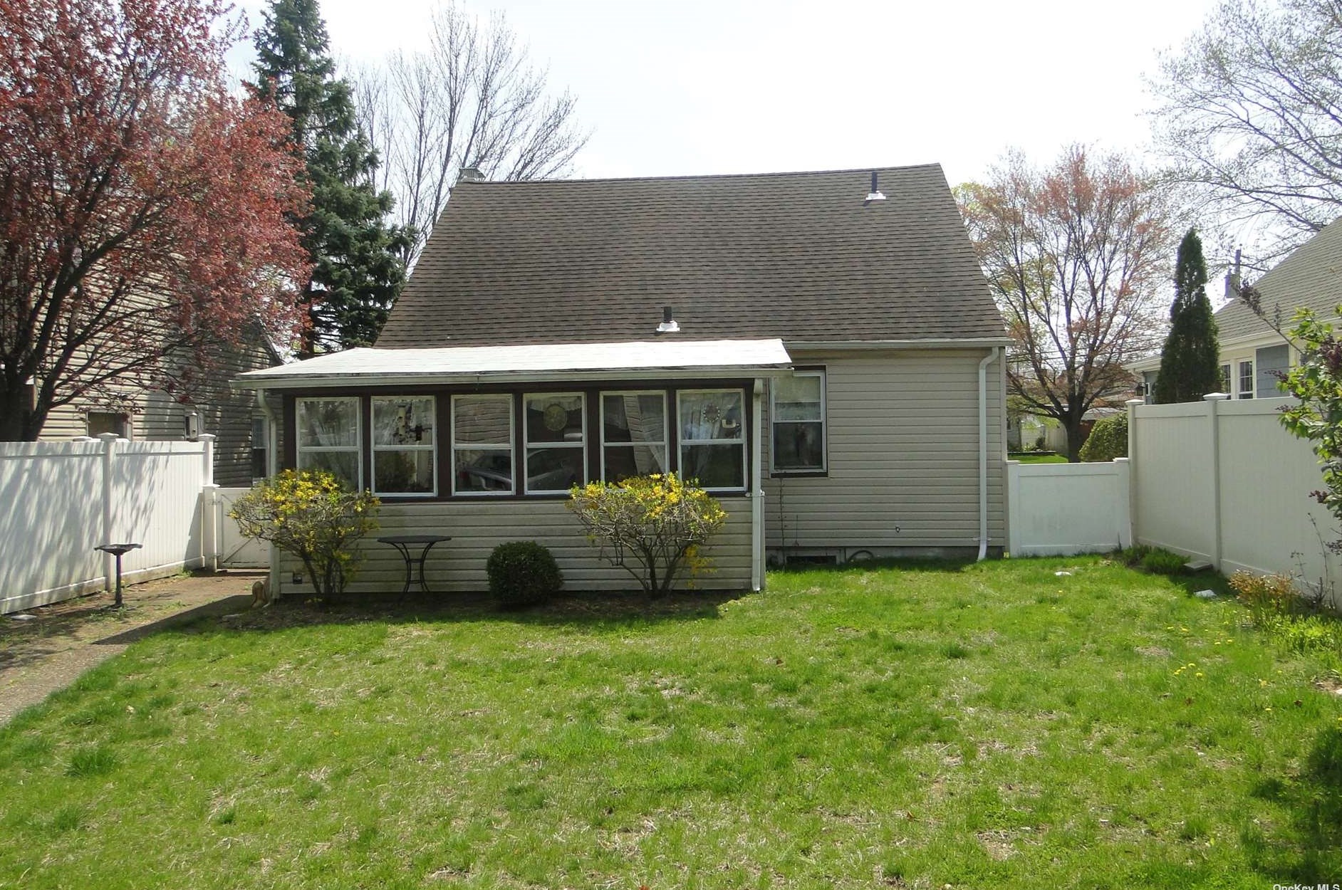 48 Clifford St, Lynbrook NY  11563-1914 exterior