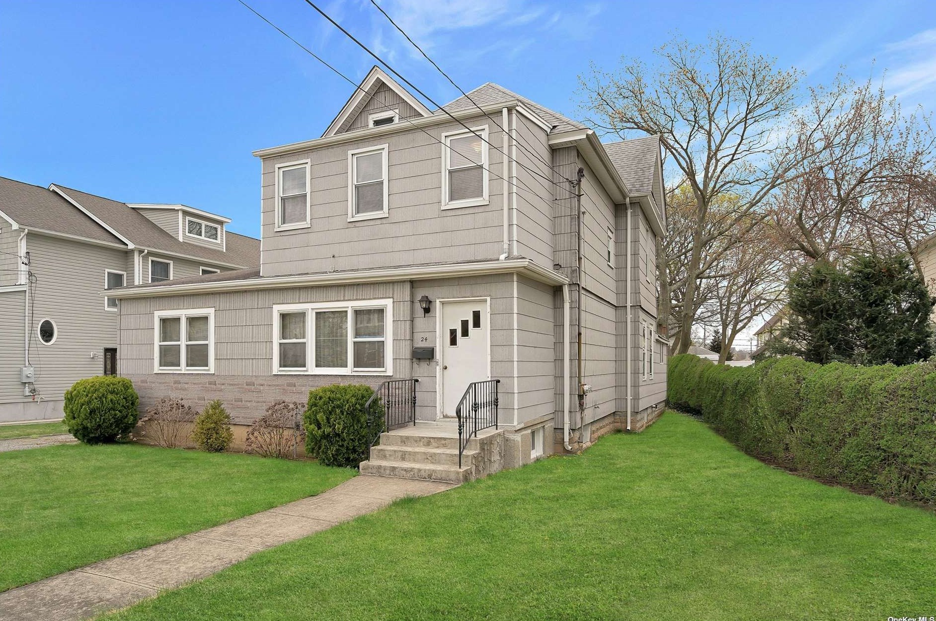 24 1st St, Lynbrook, NY 11563-4104