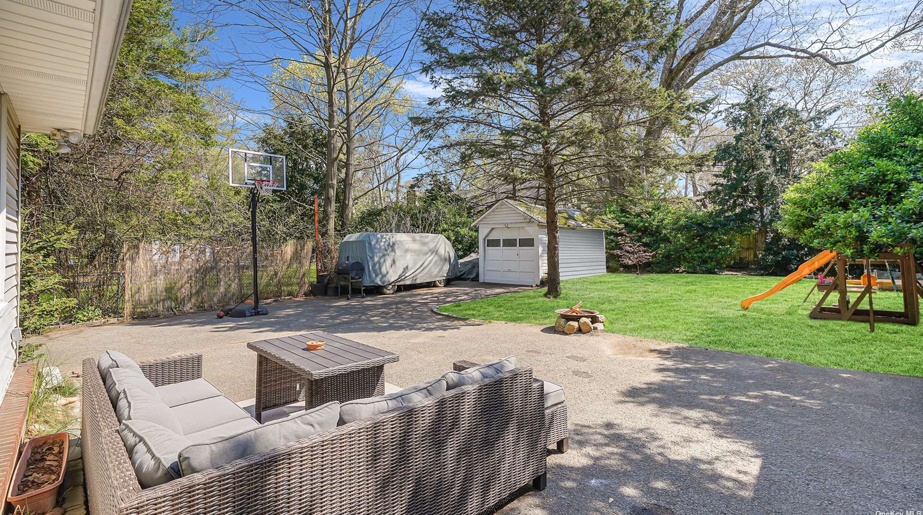 102 Harbor Hill Rd, East Hills NY  11577-1531 exterior