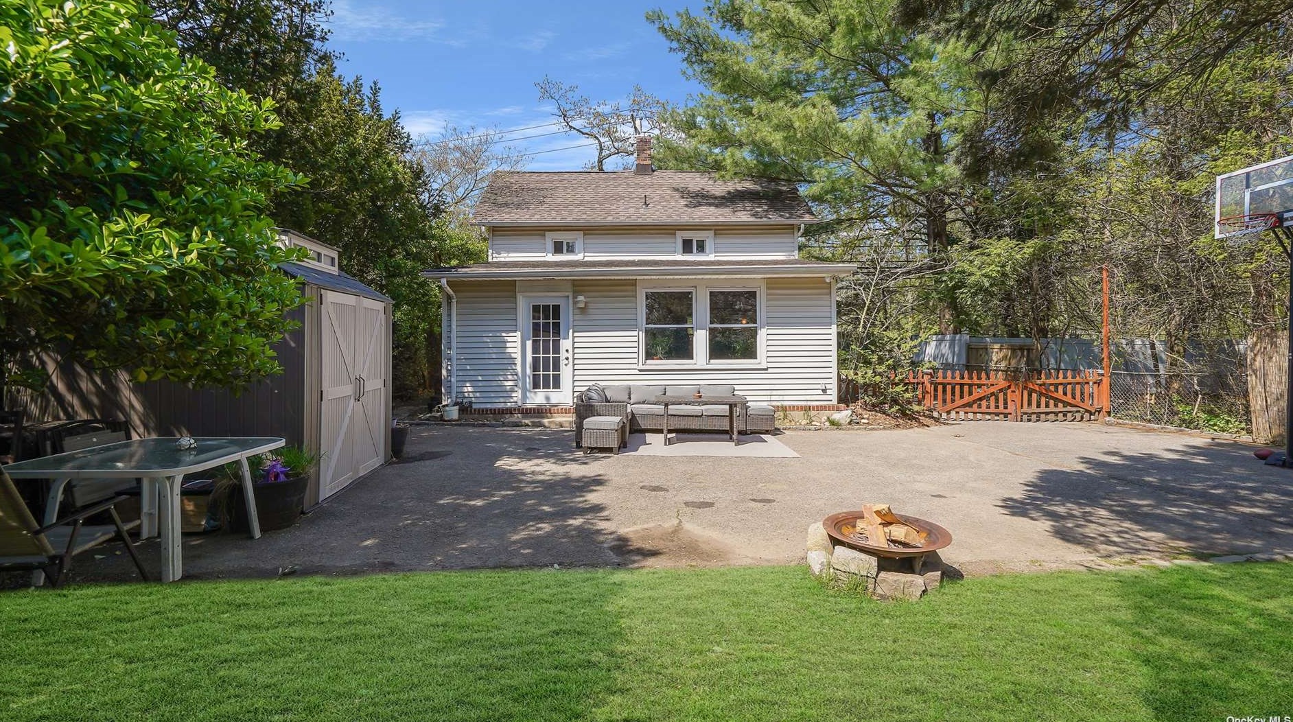 102 Harbor Hill Rd, East Hills NY  11577-1531 exterior