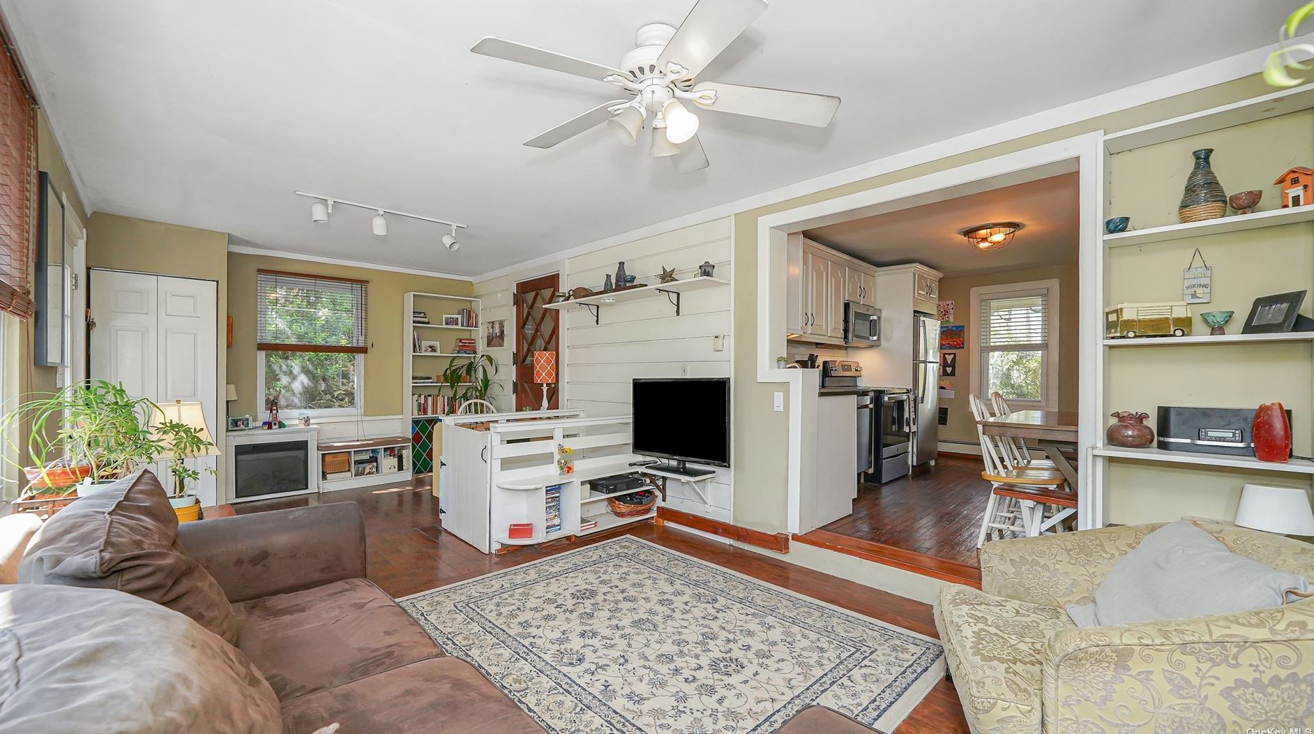 102 Harbor Hill Rd, East Hills NY  11577-1531 exterior