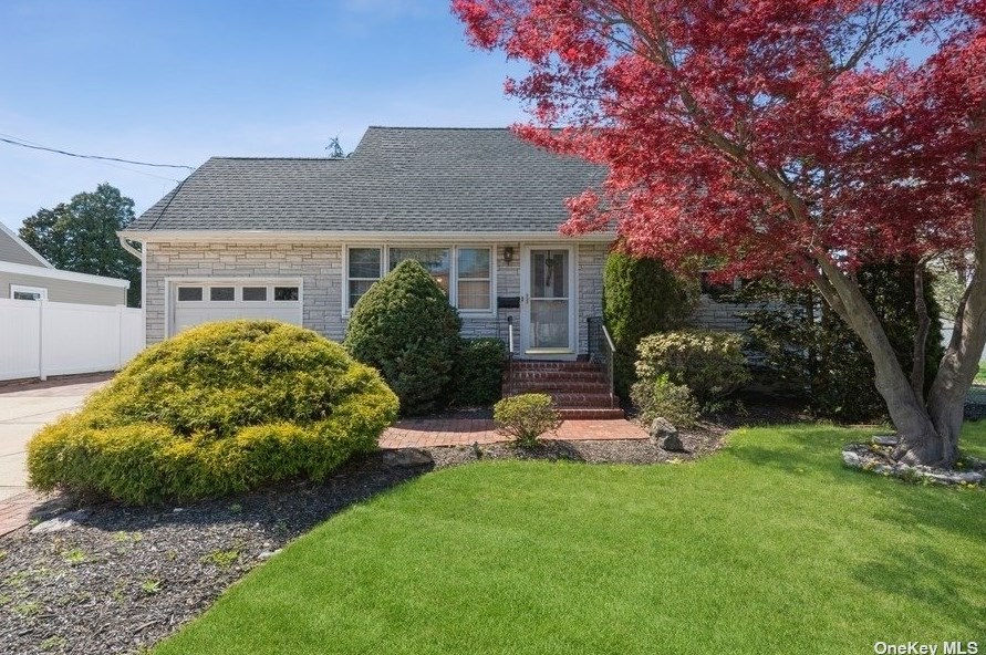 187 8th St, Bethpage, NY 11714