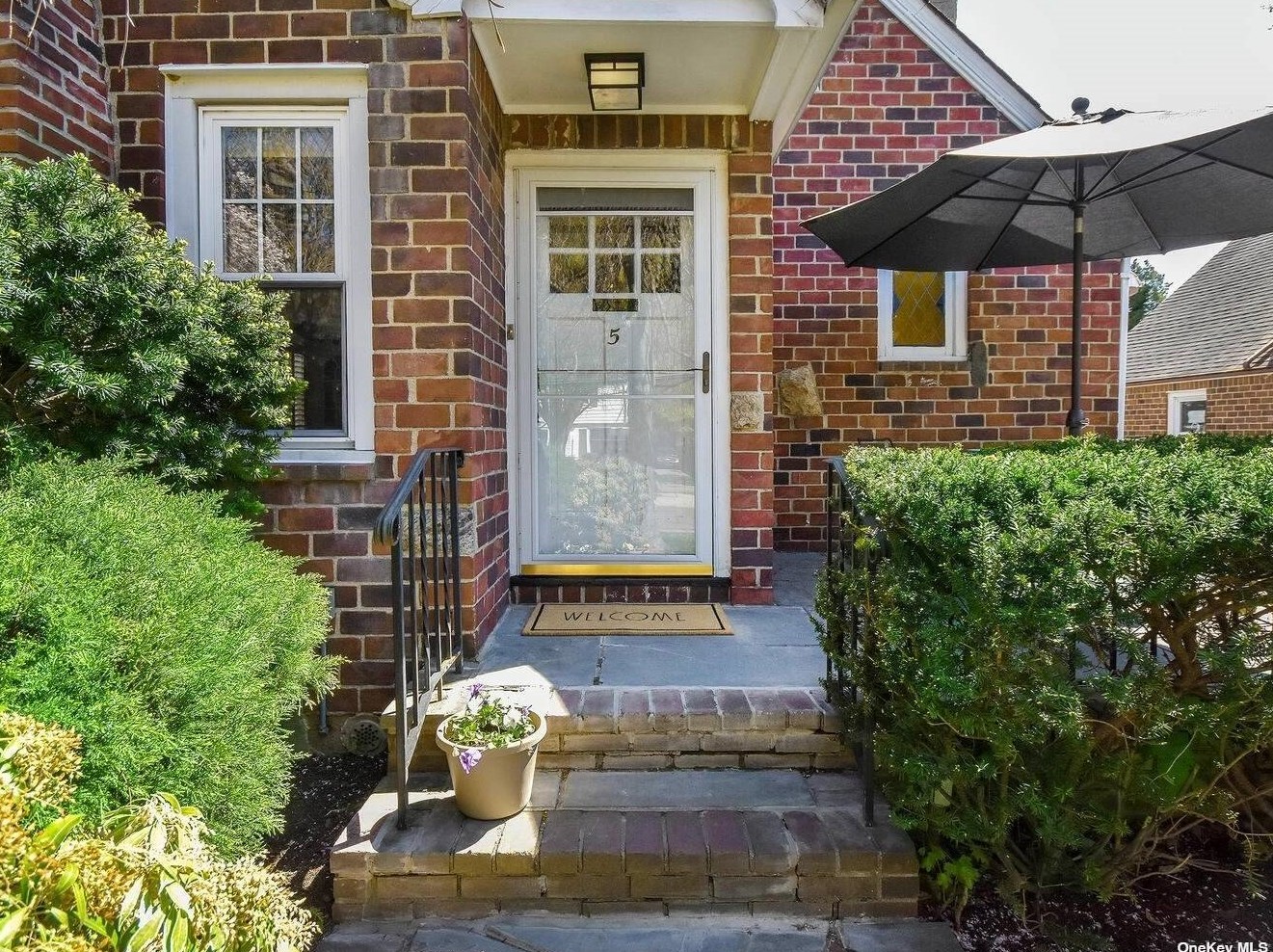 5 Harriet Ct, Sea Cliff, NY 11579-1418