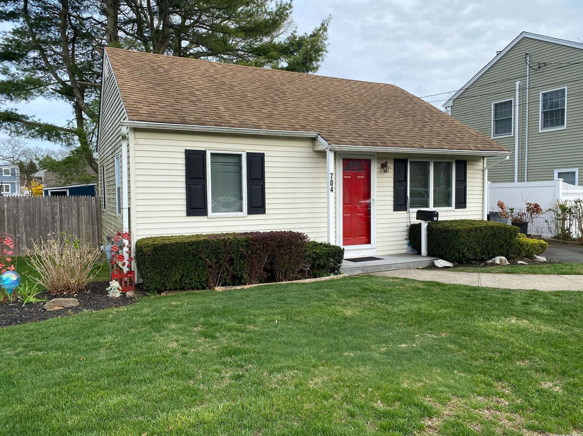 704 Myrtle Ave, West Islip, NY 11795