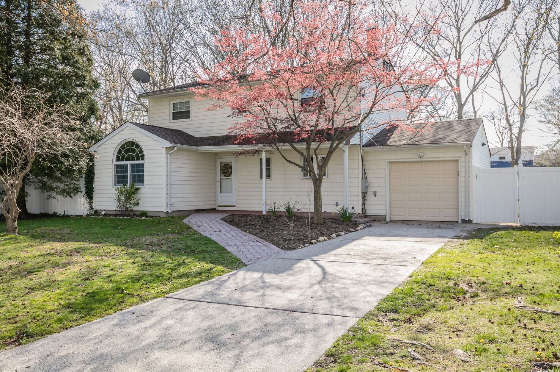 34 Charm City Dr, Prt Jefferson Station, NY 11776-1308
