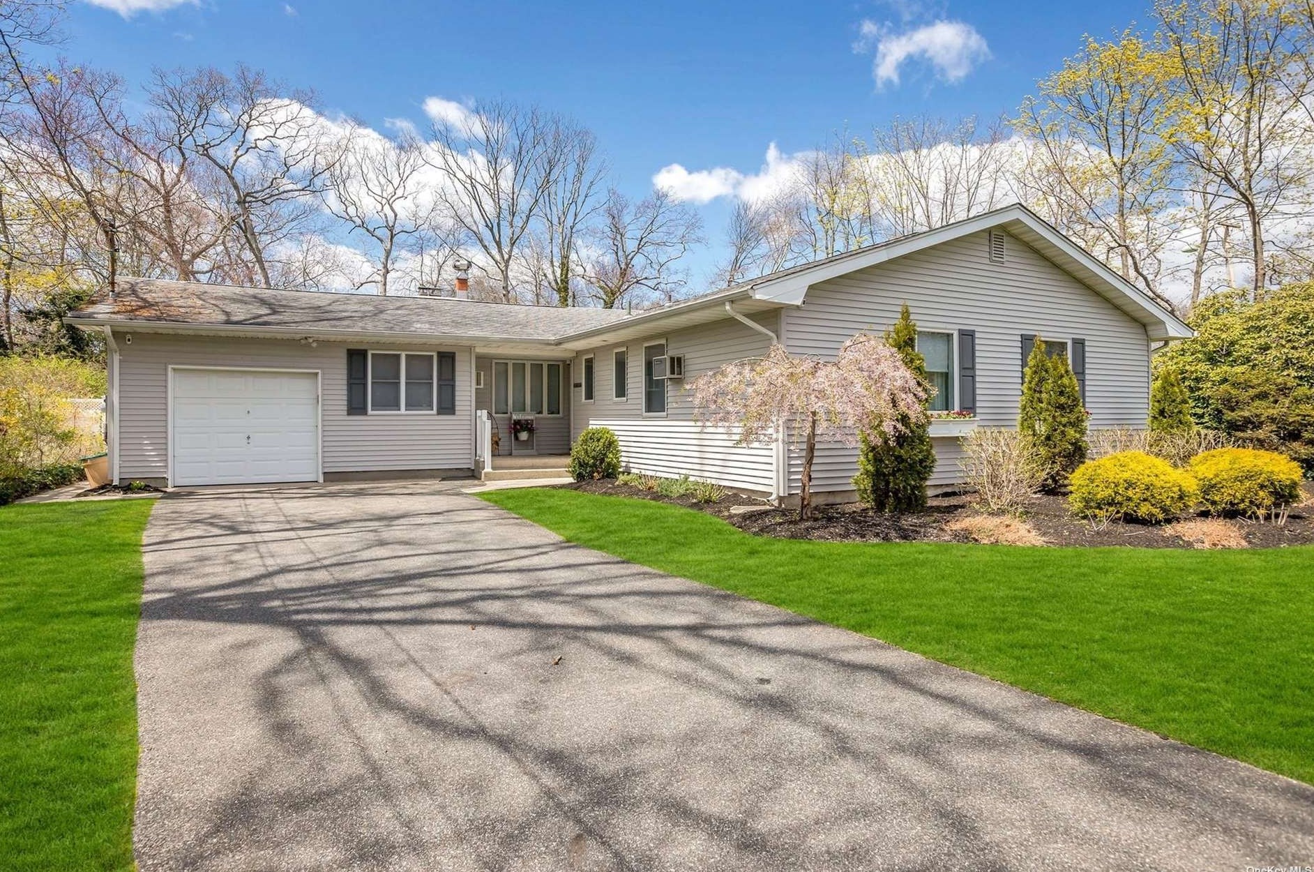 156 Vanderbilt Blvd, Oakdale, NY 11769