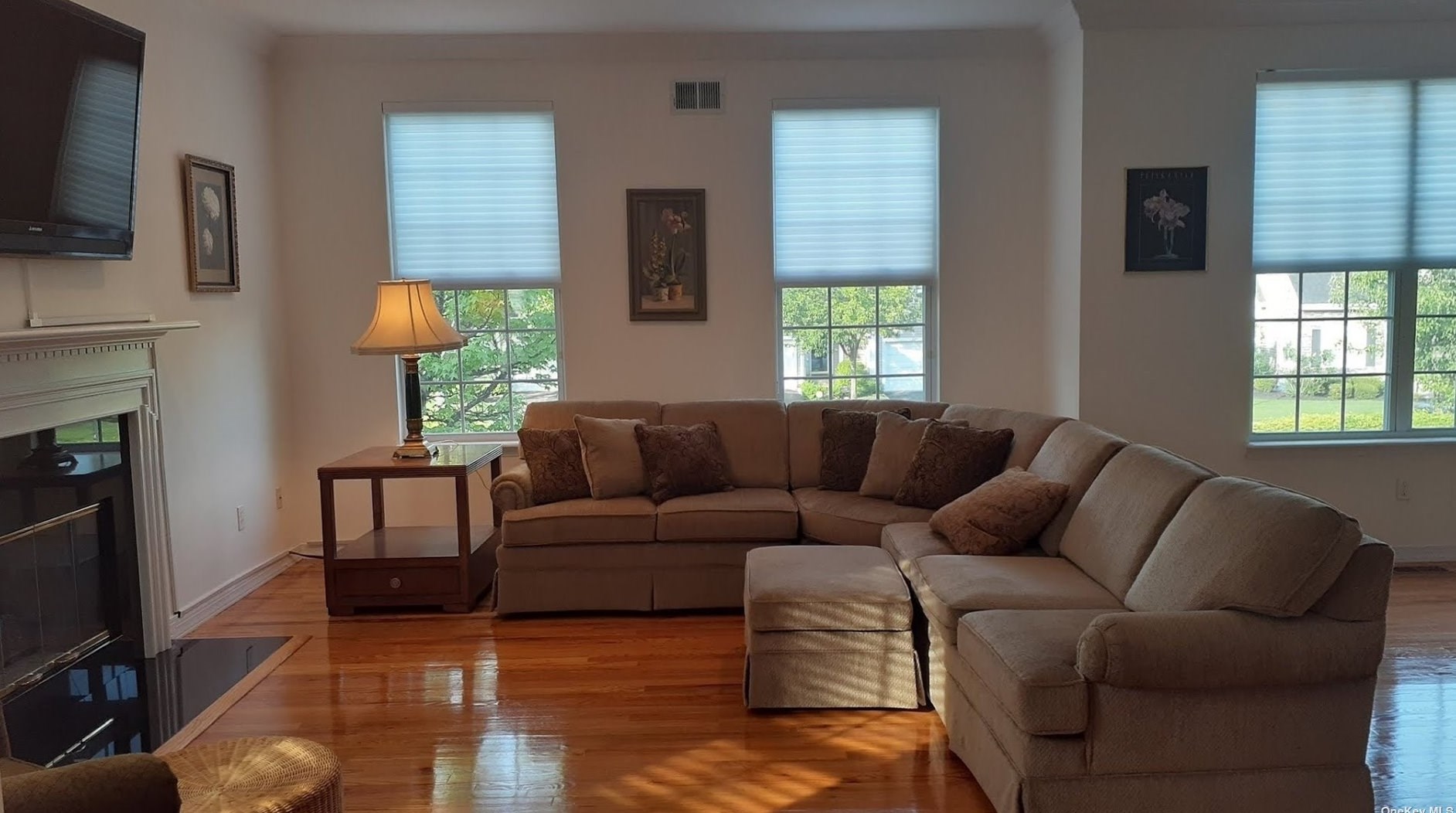 141 Paddington Cir, Smithtown NY  11787-5905 exterior