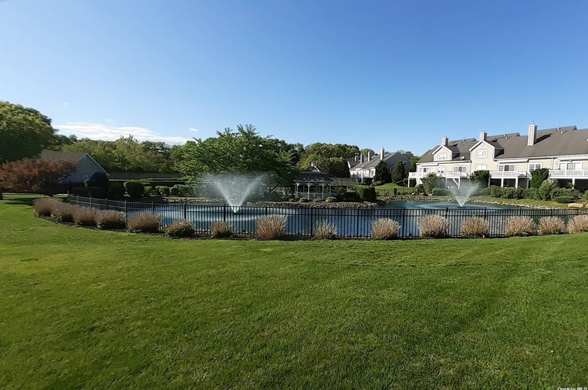 141 Paddington Cir, Smithtown NY  11787-5905 exterior