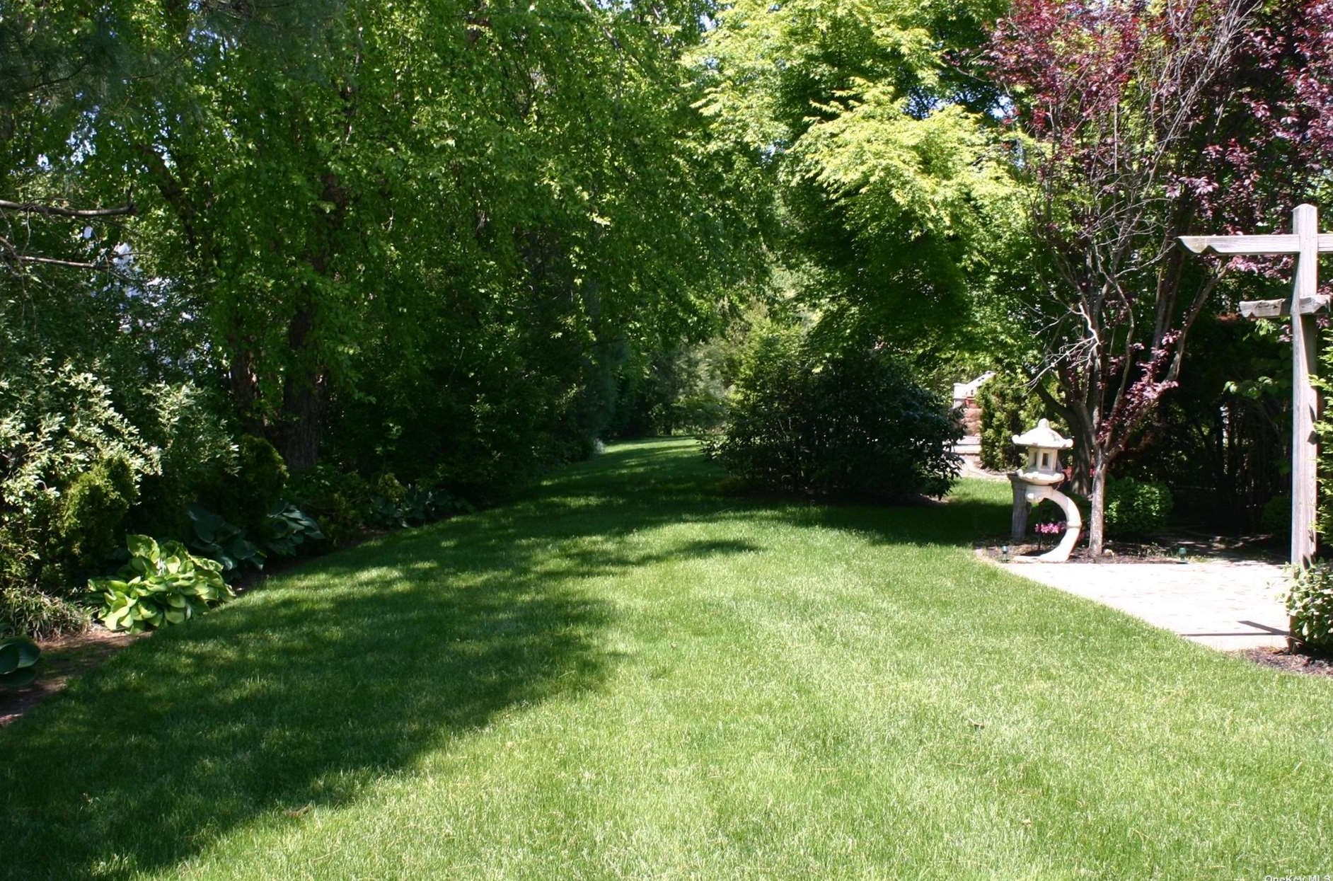 141 Paddington Cir, Smithtown NY  11787-5905 exterior