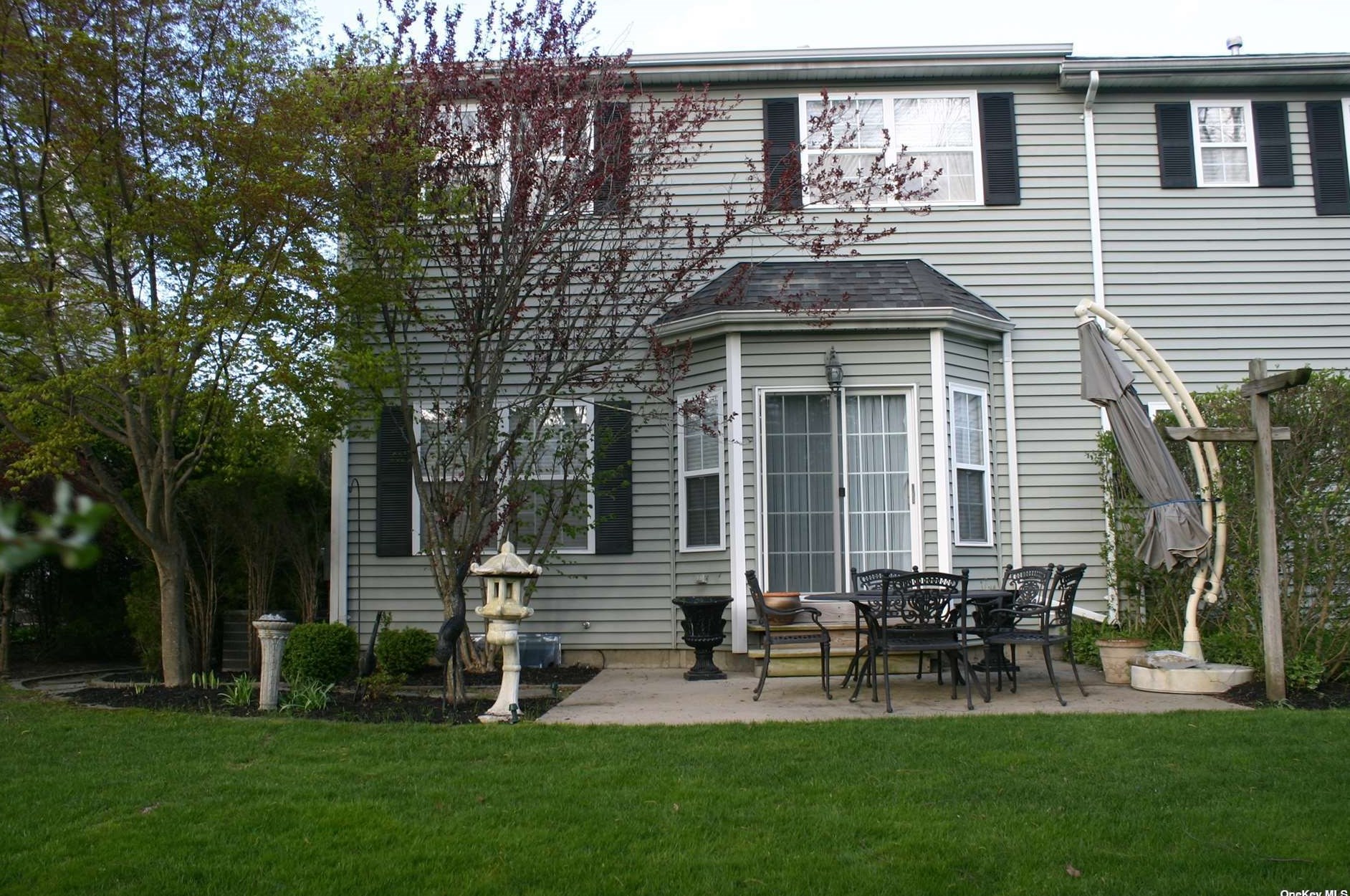 141 Paddington Cir, Smithtown NY  11787-5905 exterior