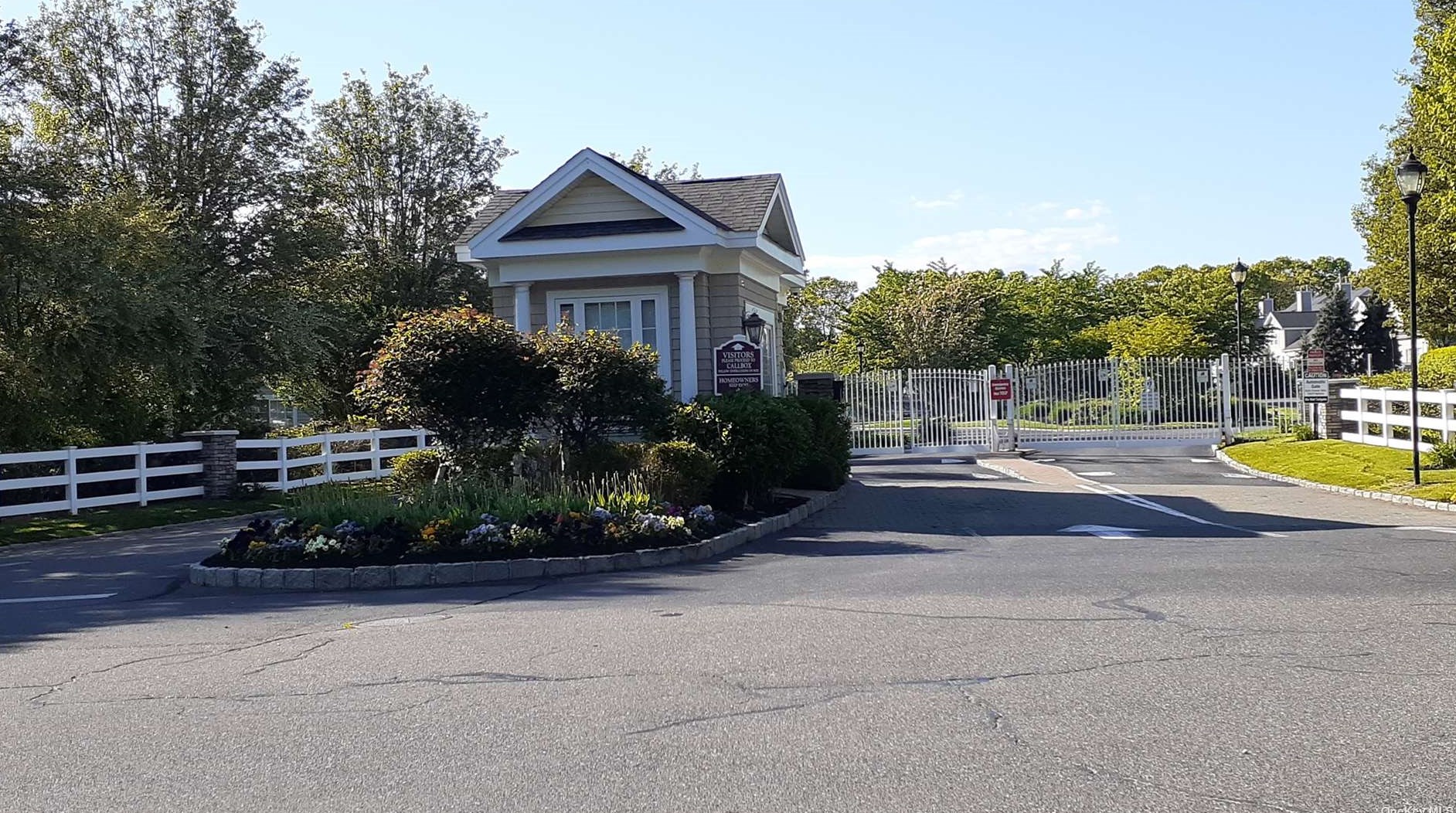 141 Paddington Cir, Smithtown NY  11787-5905 exterior