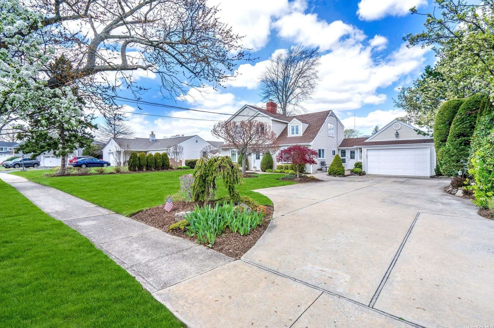 17 Biltmore Blvd, East Massapequa, NY 11758-7240
