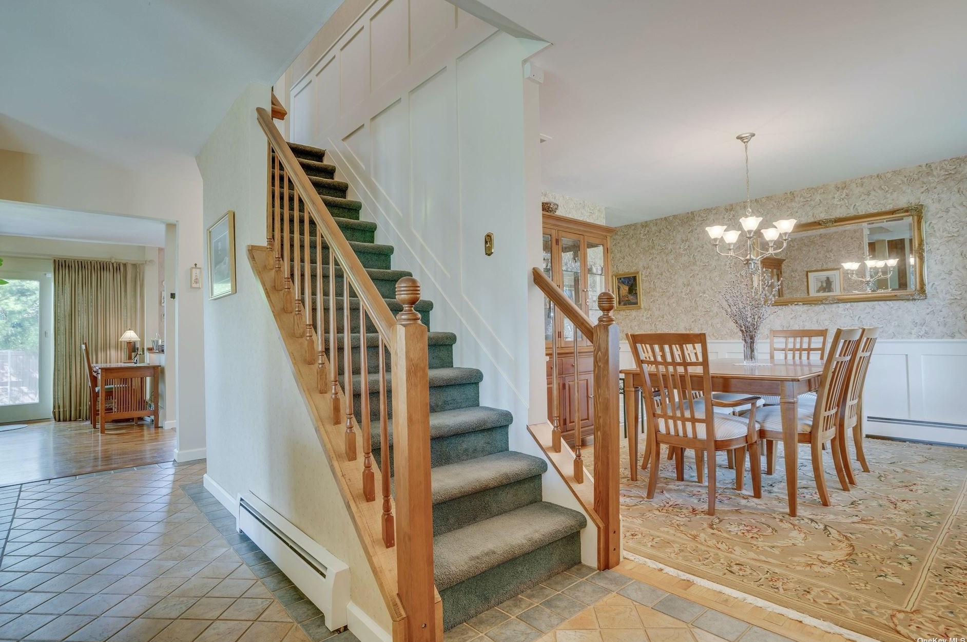3 Hitching Post Ln, Glen Cove, NY 11542-1625