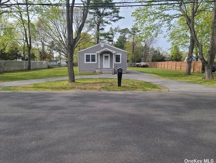 19 Evergreen Ave, Pine Air, NY 11717-4003