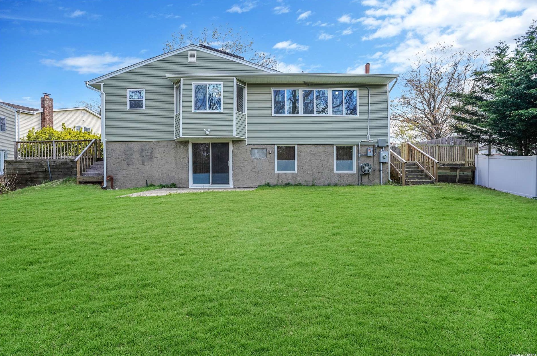 6 Monroe Ct, Smithtown NY  11787-1267 exterior