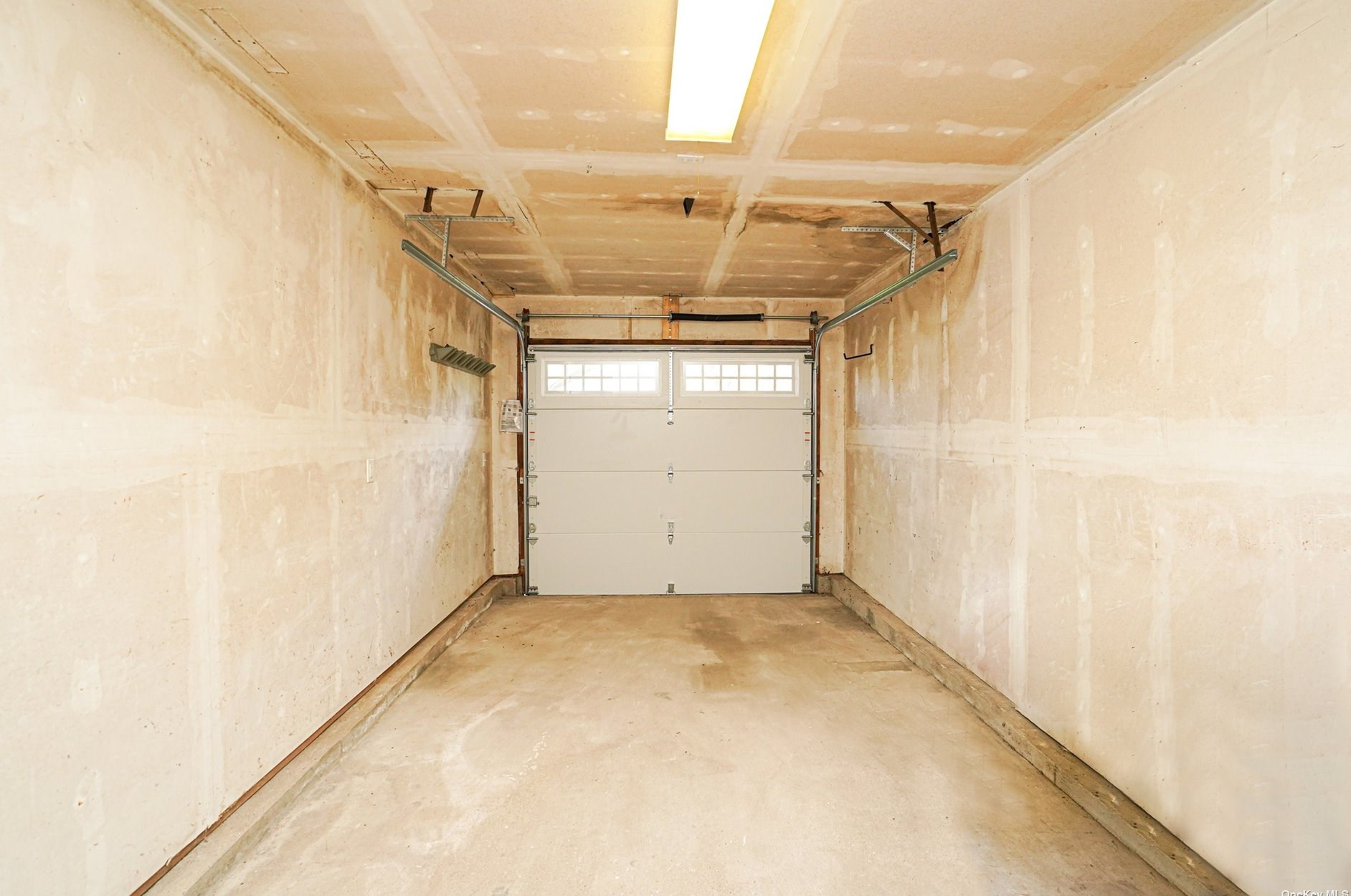 6 Monroe Ct, Smithtown NY  11787-1267 exterior