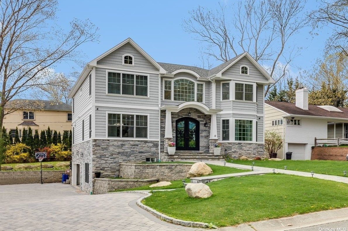 12 Hunters Ln, East Hills, NY 11576-1306