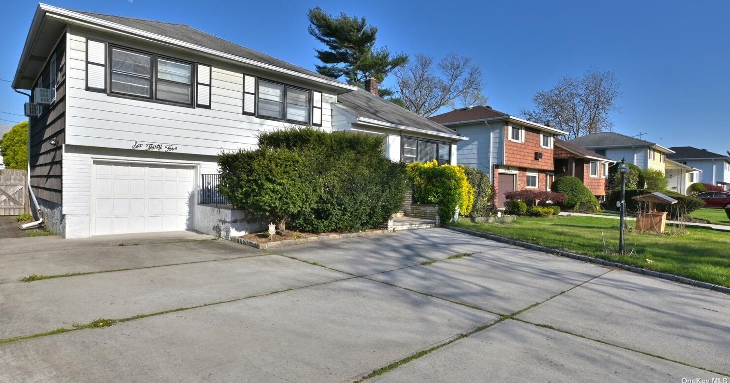 635 Marion Dr, Hempstead, NY 11554-5416