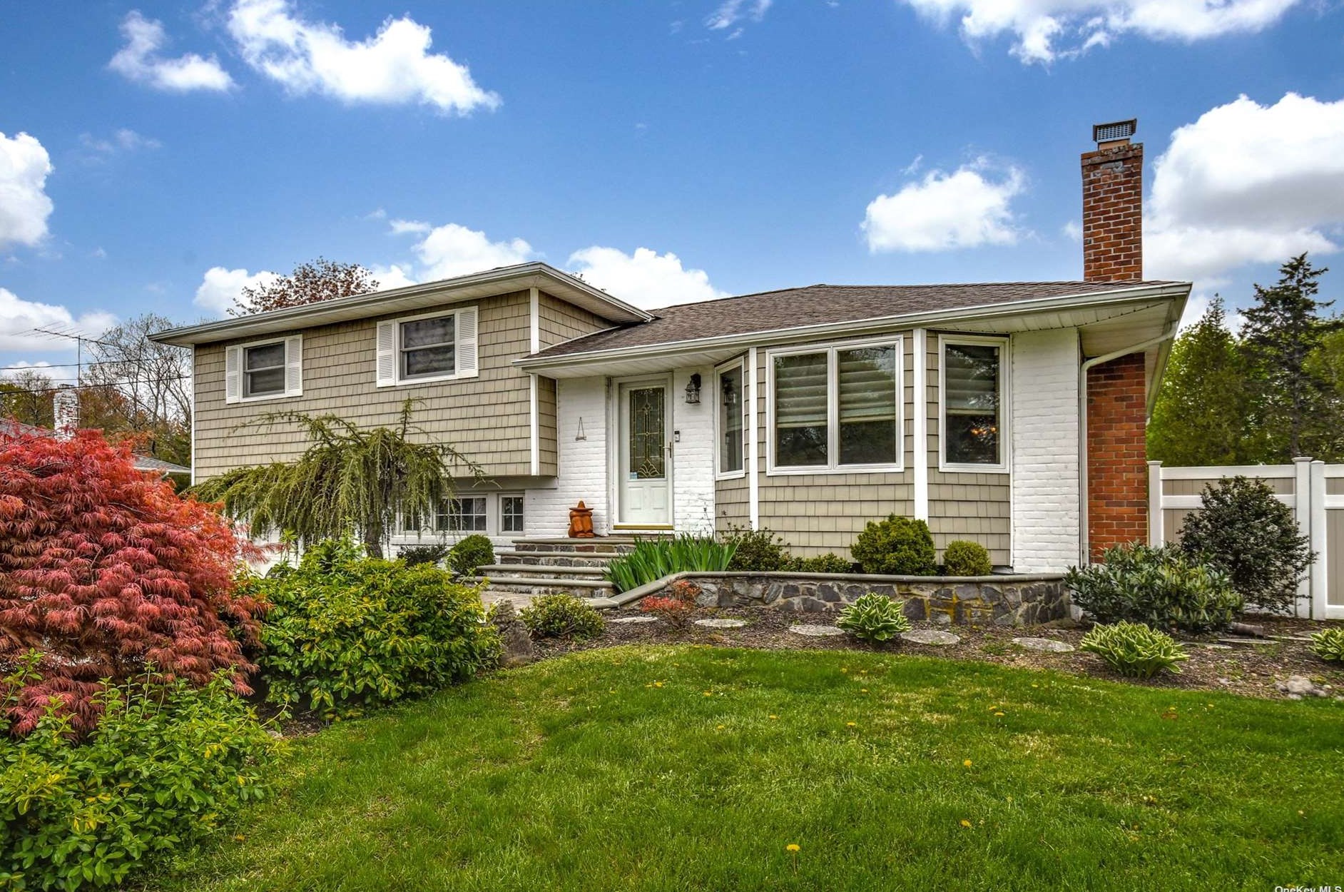7 Auburn Dr, Greenlawn, NY 11740-1803