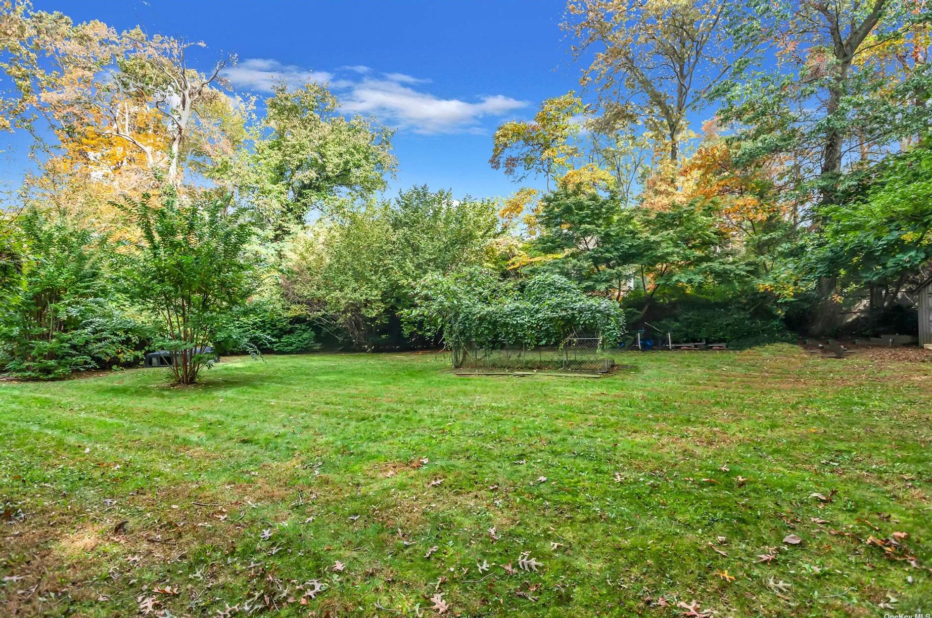 10 Swan Ct, Hunt NY  11743-6523 exterior