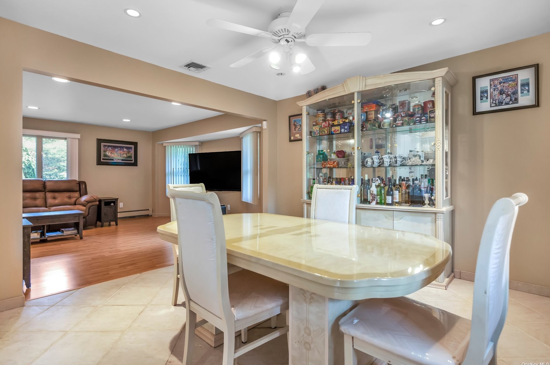 10 Swan Ct, Hunt NY  11743-6523 exterior