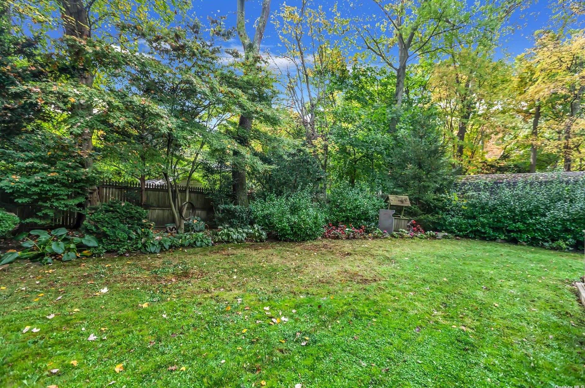 10 Swan Ct, Hunt NY  11743-6523 exterior