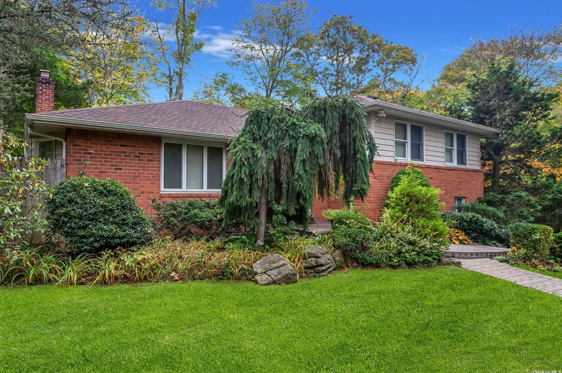 10 Swan Ct, Hunt NY  11743-6523 exterior