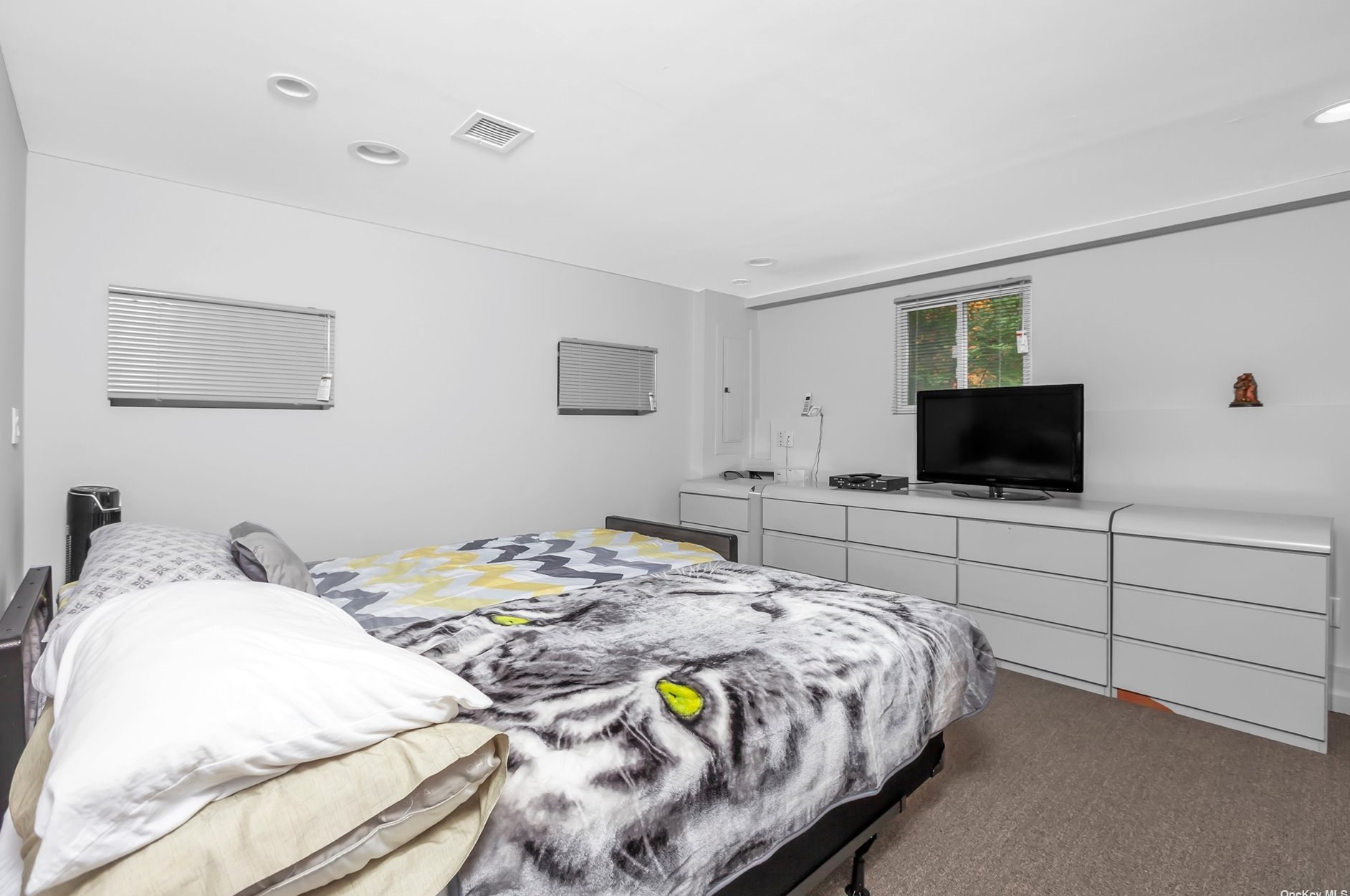 10 Swan Ct, Hunt NY  11743-6523 exterior