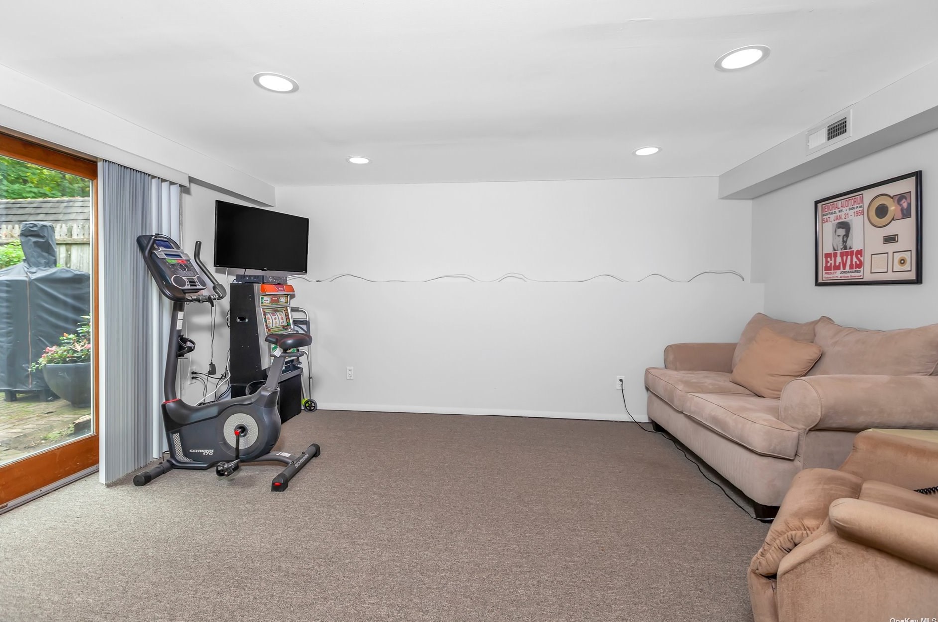 10 Swan Ct, Hunt NY  11743-6523 exterior