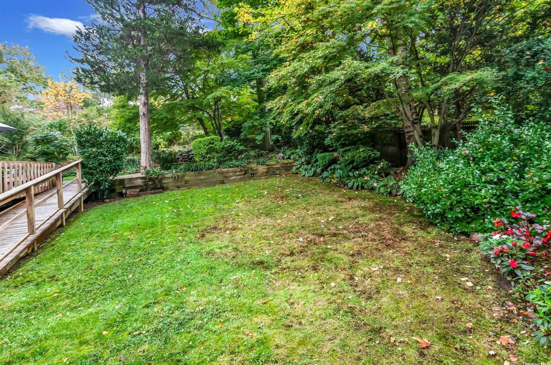 10 Swan Ct, Hunt NY  11743-6523 exterior