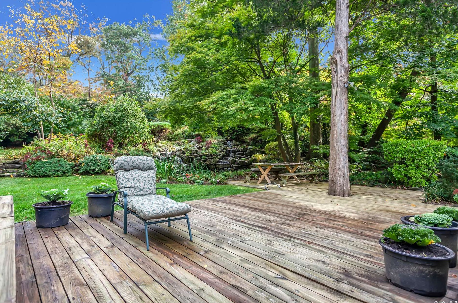 10 Swan Ct, Hunt NY  11743-6523 exterior