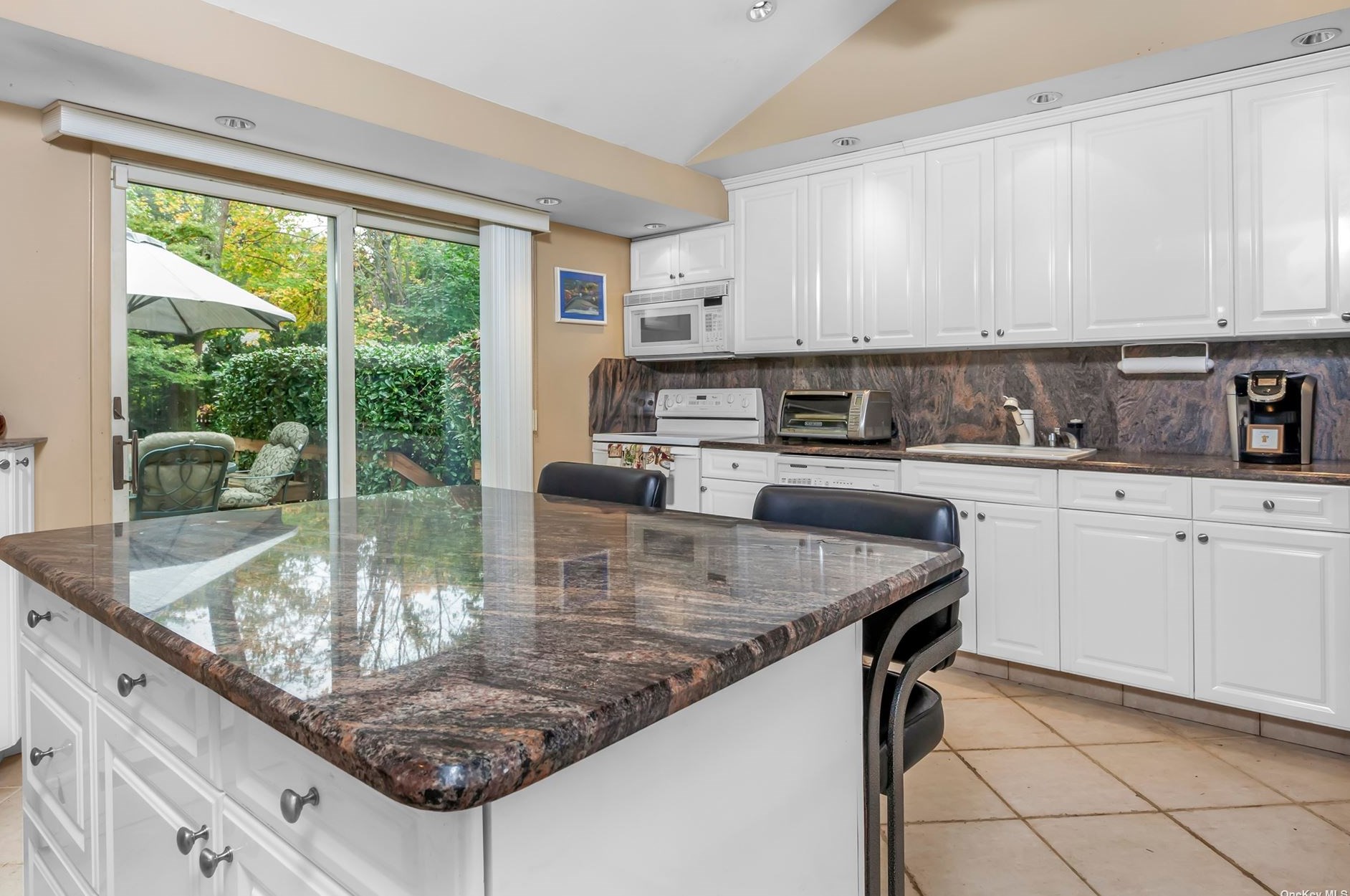 10 Swan Ct, Hunt NY  11743-6523 exterior