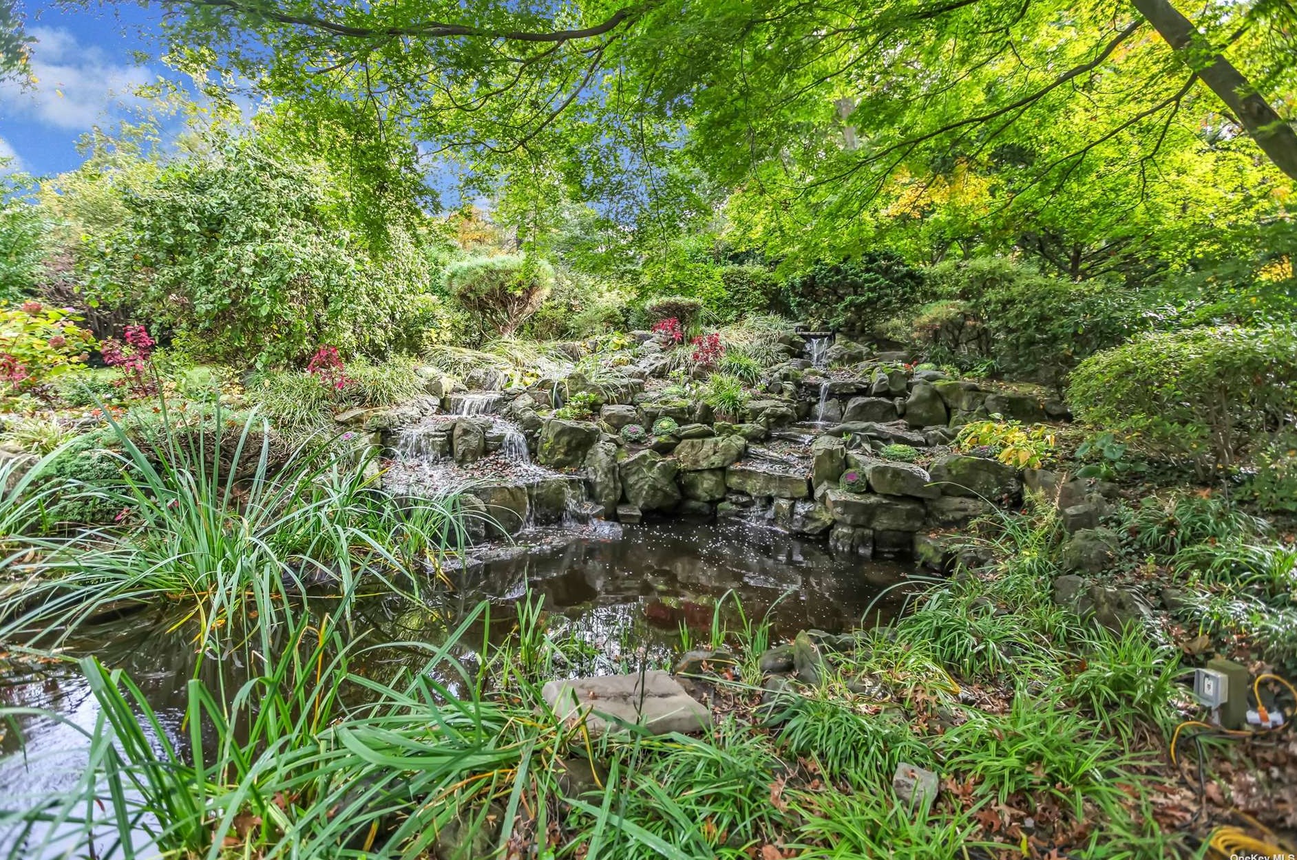 10 Swan Ct, Hunt NY  11743-6523 exterior