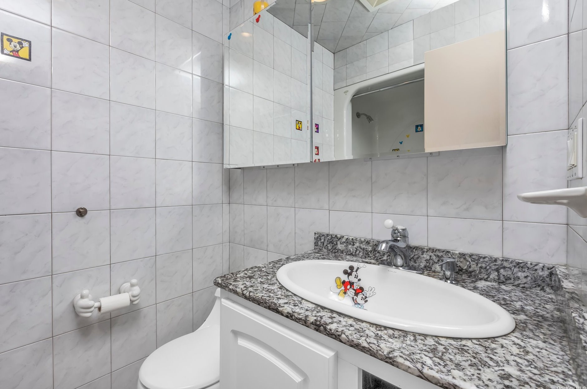 10 Swan Ct, Hunt NY  11743-6523 exterior