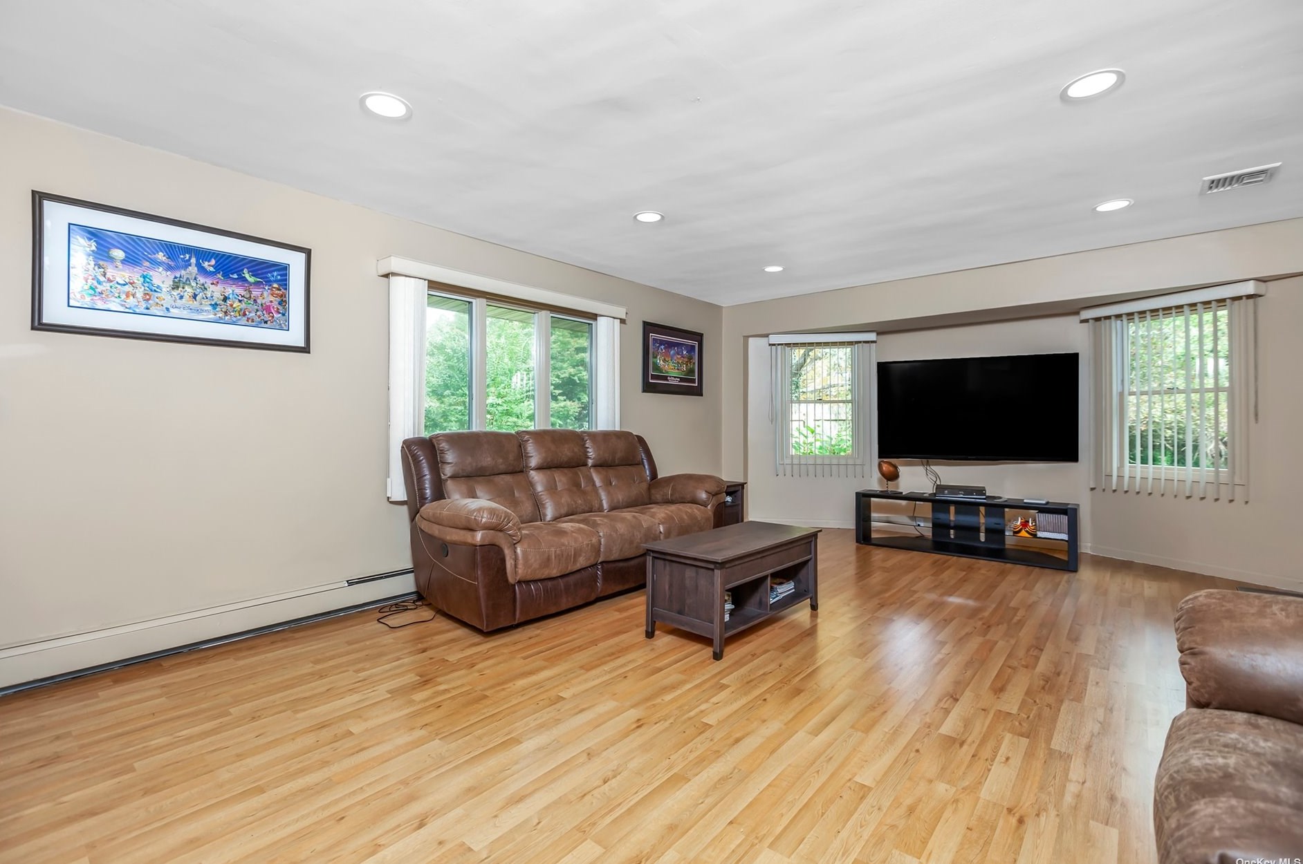 10 Swan Ct, Hunt NY  11743-6523 exterior