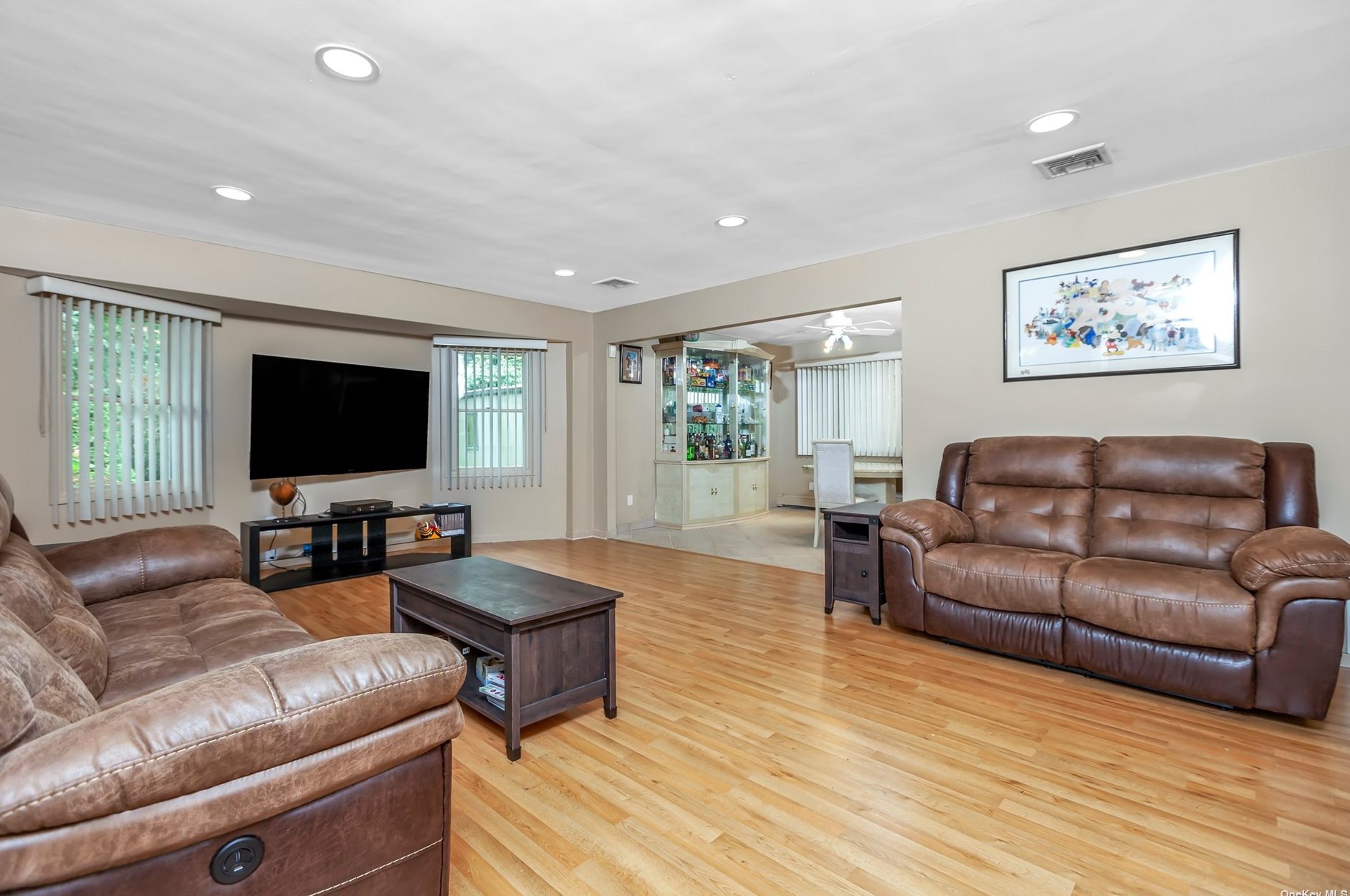 10 Swan Ct, Hunt NY  11743-6523 exterior