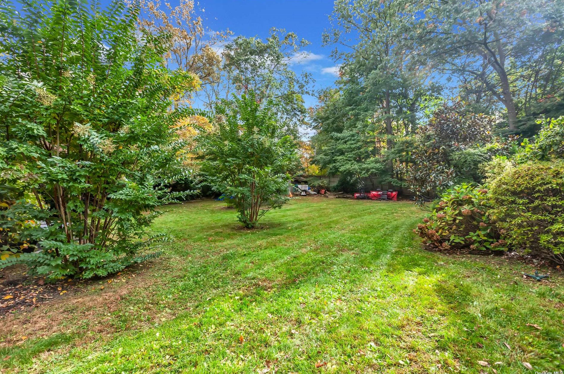 10 Swan Ct, Hunt NY  11743-6523 exterior