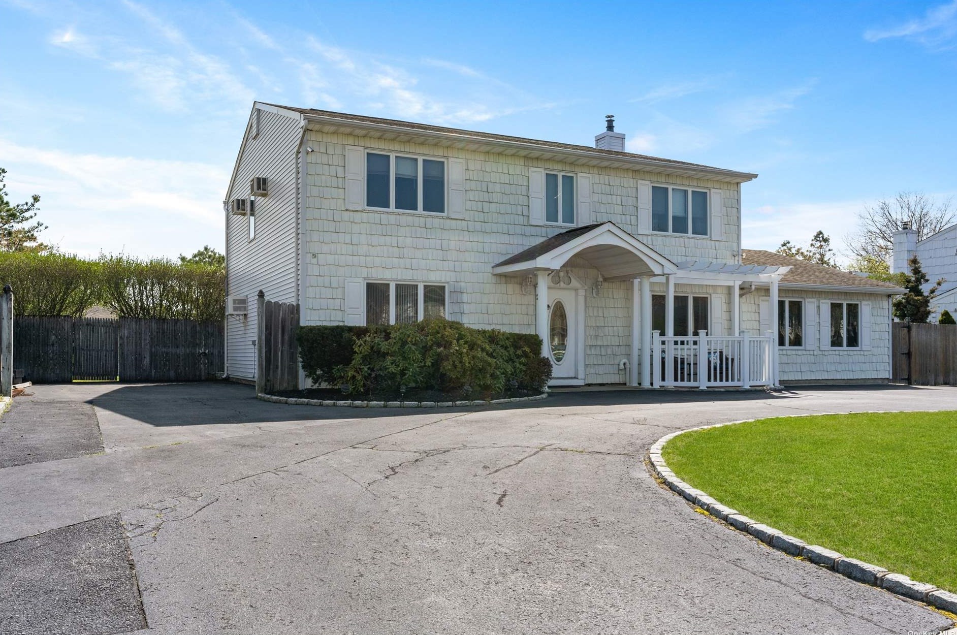 25 Blueberry Ln, Canaan Lake, NY 11772-4631