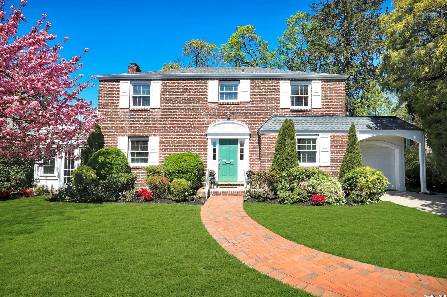 43 Sherry Hill Ln, North Hills, NY 11030-3220