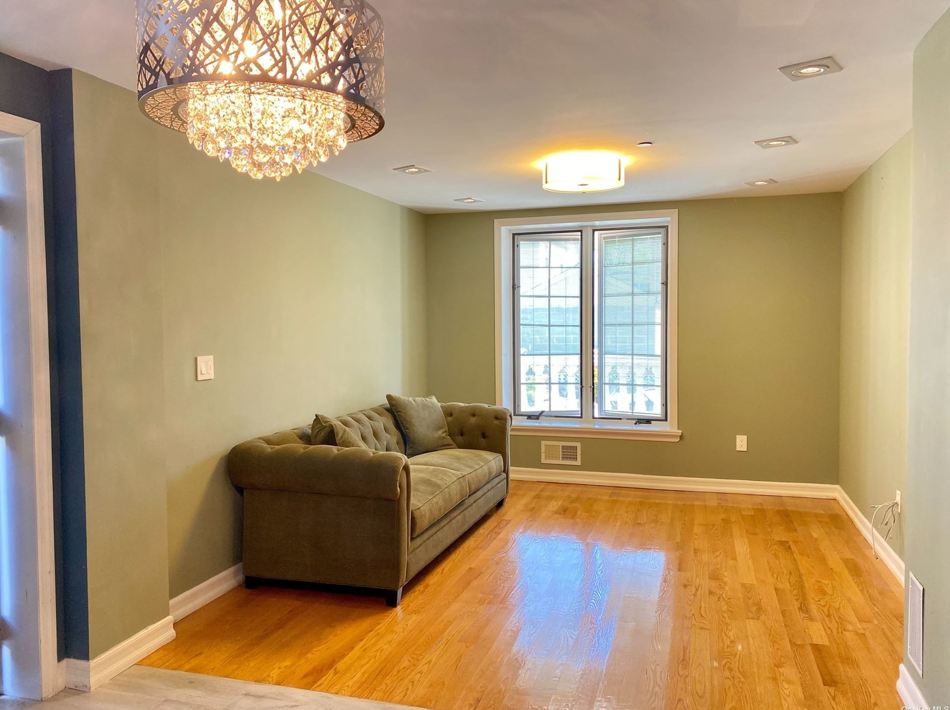 39-11 215th Pl #1 Fl, Flushing, NY 11361
