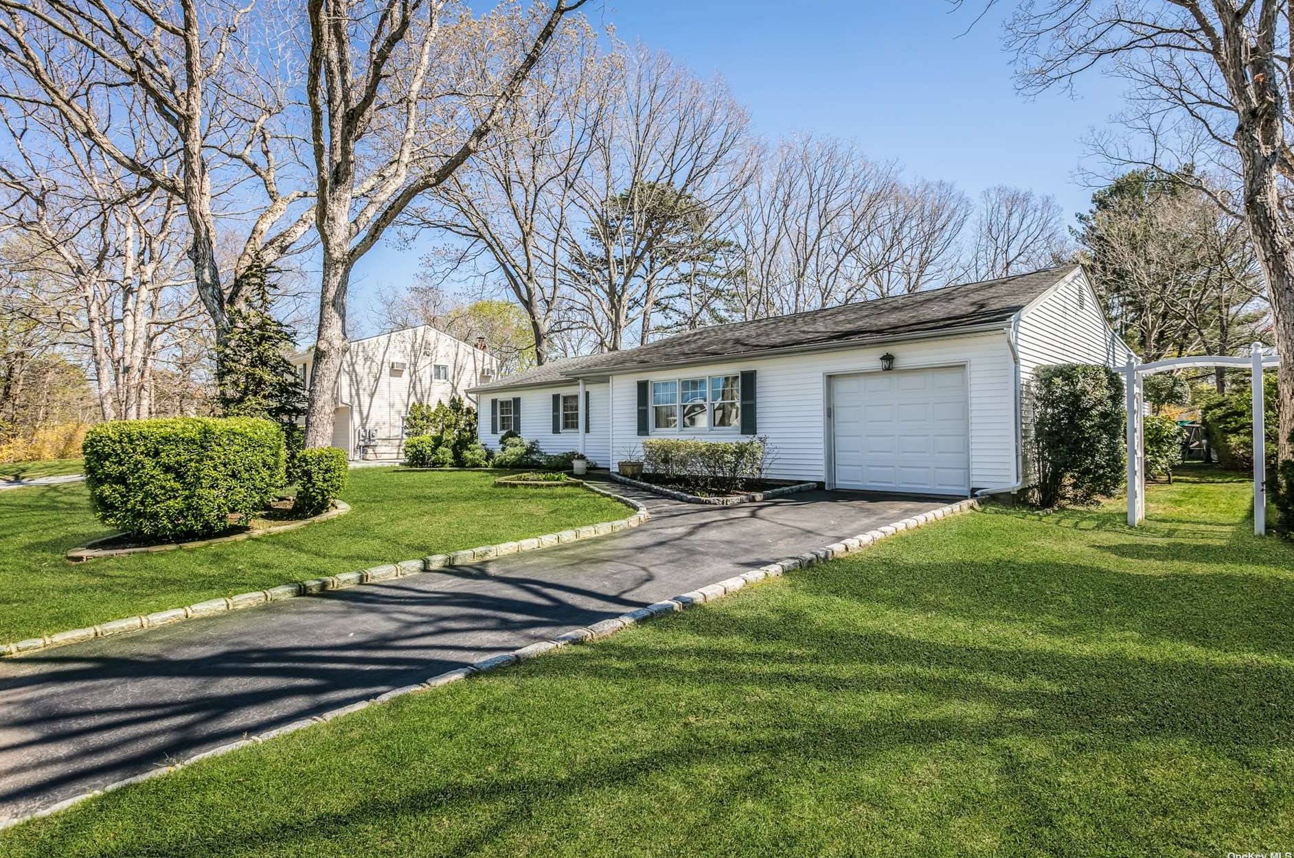 8 Parkridge Cir, Prt Jefferson Station, NY 11776-3415