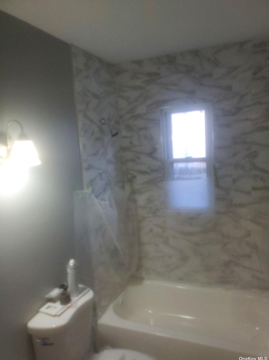 2 Sands Ln, North Lindenhurst, NY 11757