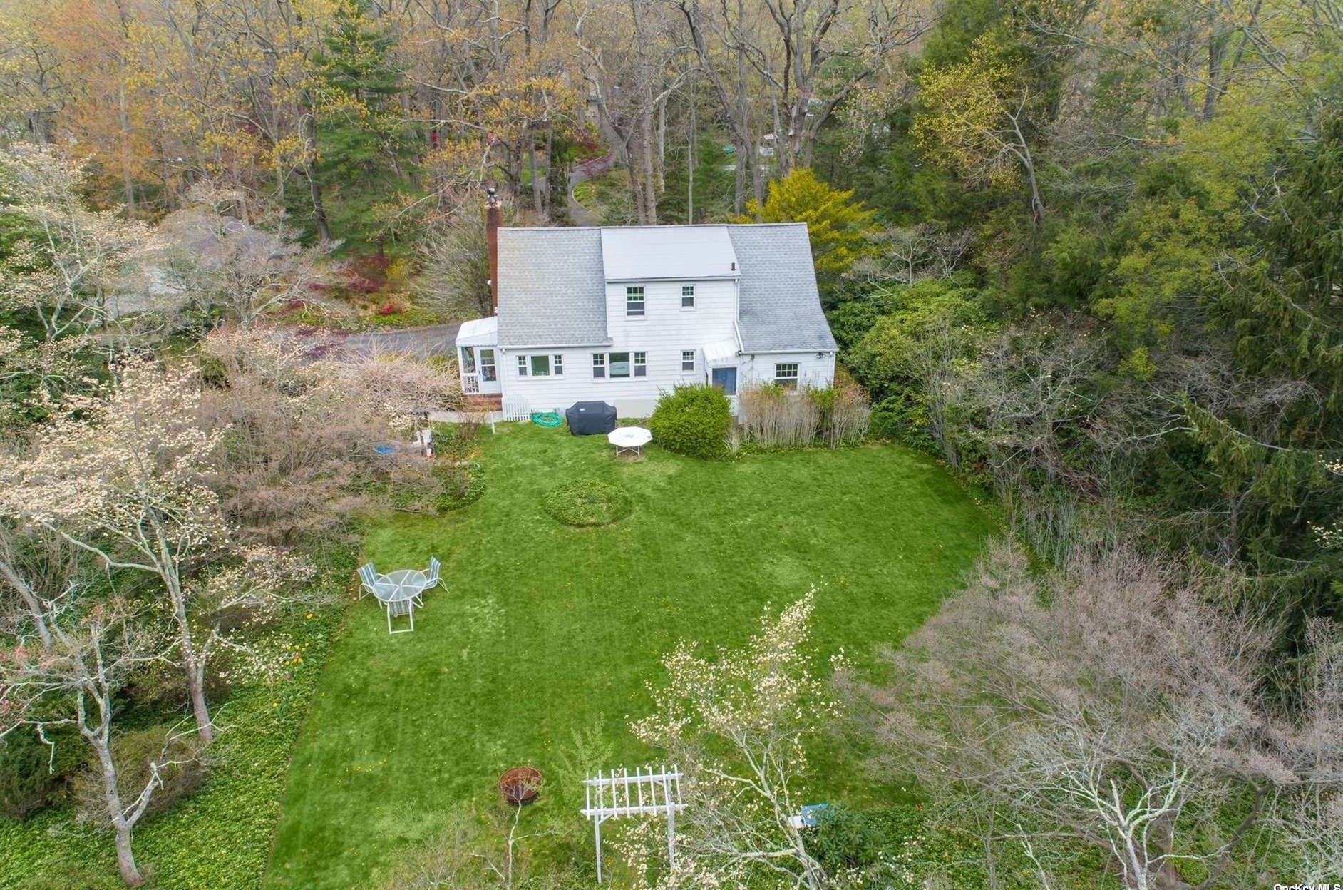 27 Dunlop Rd, Hunt NY 11743-3932 exterior