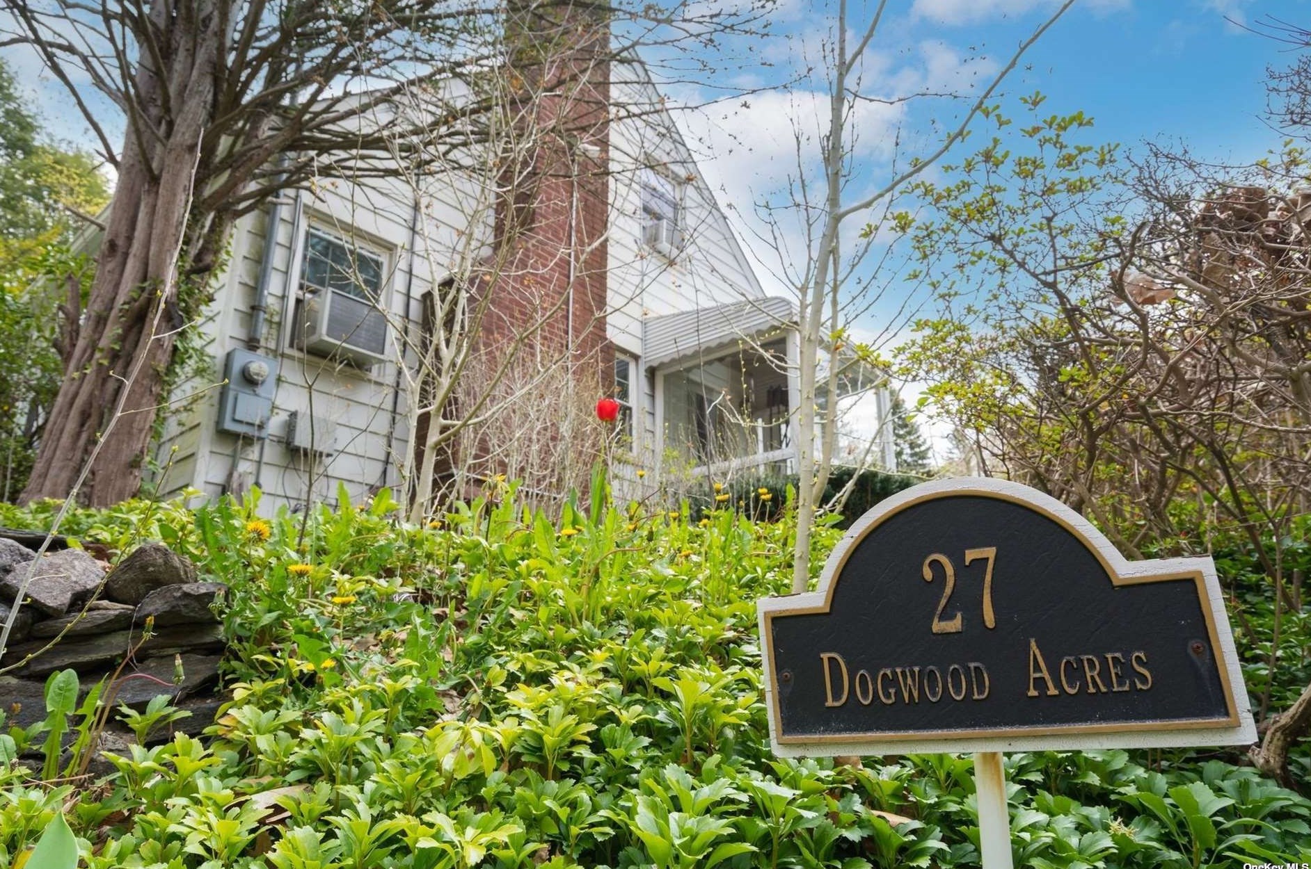 27 Dunlop Rd, Hunt NY 11743-3932 exterior